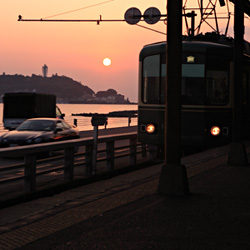 江ノ電鎌倉高校前駅の夕暮れの写真
