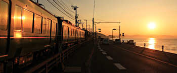 朝の江ノ電の写真